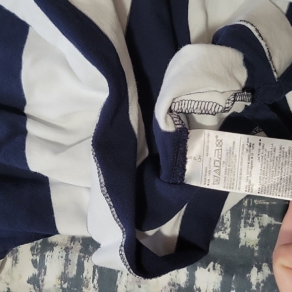 Old navy tee - Picture 6 of 6